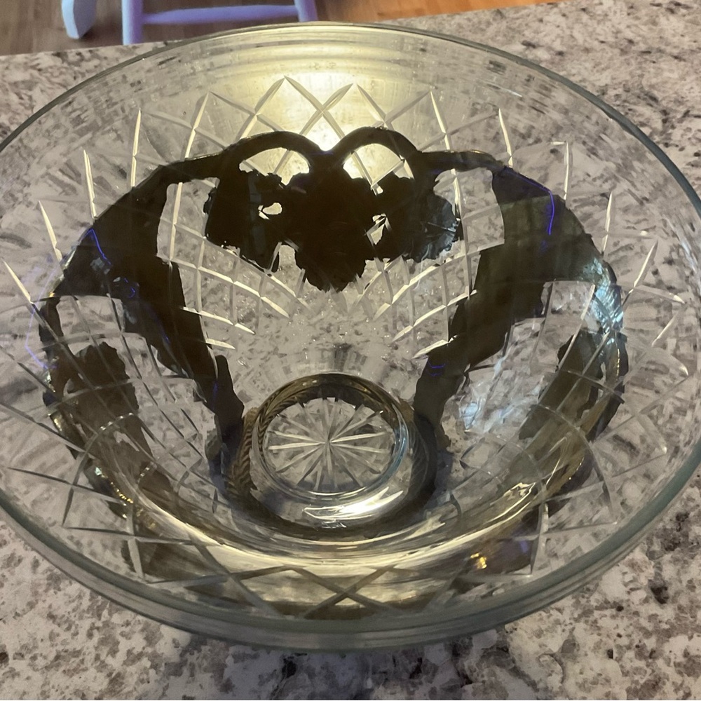 Luxurious Gold and Clear Glass Serving Bowl featuring grape vines - Picture 9 of 11